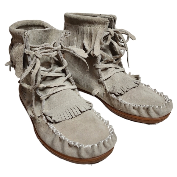 Softmoc grey moccasin fringe booties. - Picture 5 of 17